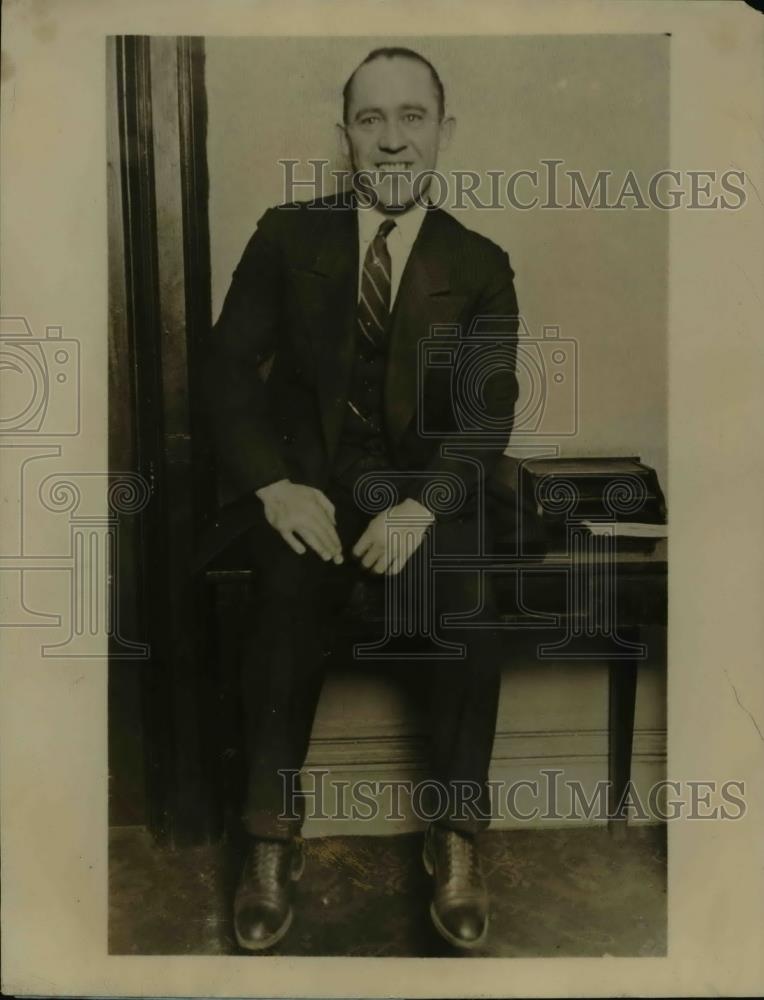 1927 Press Photo Milton E Schlesinger in Chicago court for divorce wife beat him - Historic Images