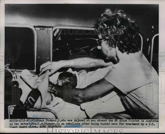 1951 Press Photo Susan Shomper & mom in Miami ambulance from accident at sea - Historic Images