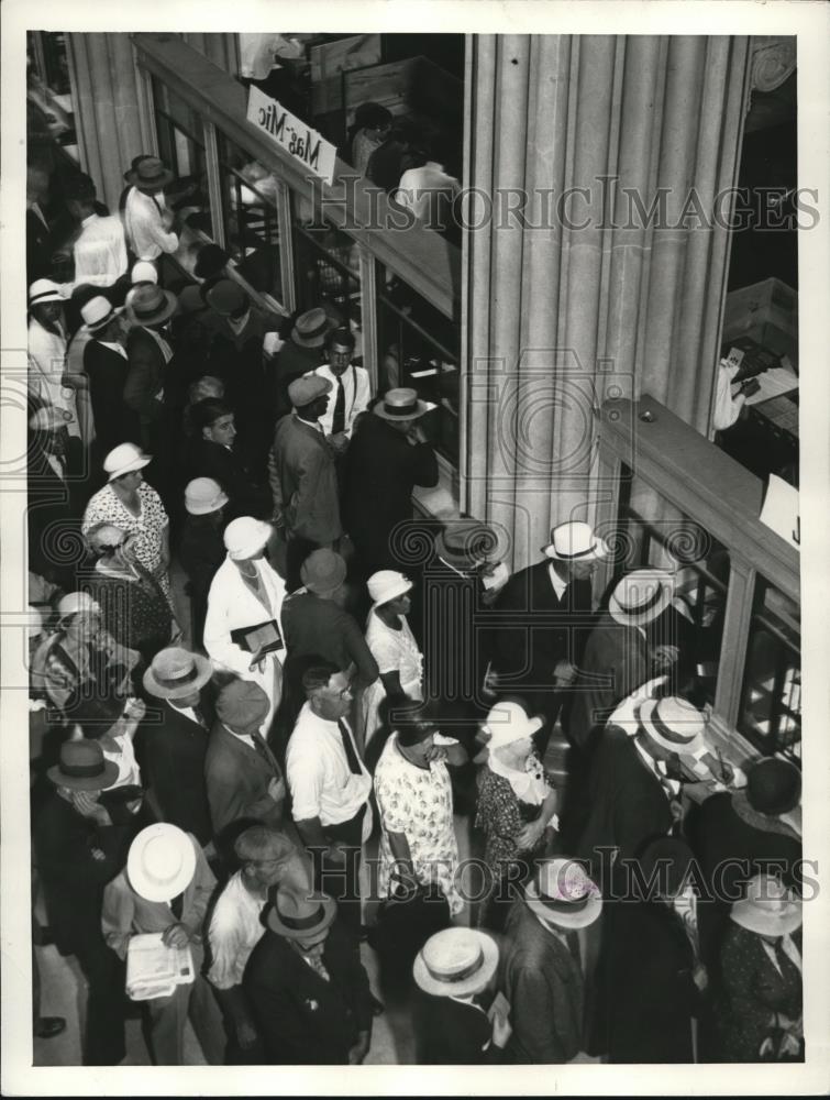 1923 Press Photo Line up at payoff windows of Union Trust Co. - cva85865 - Historic Images