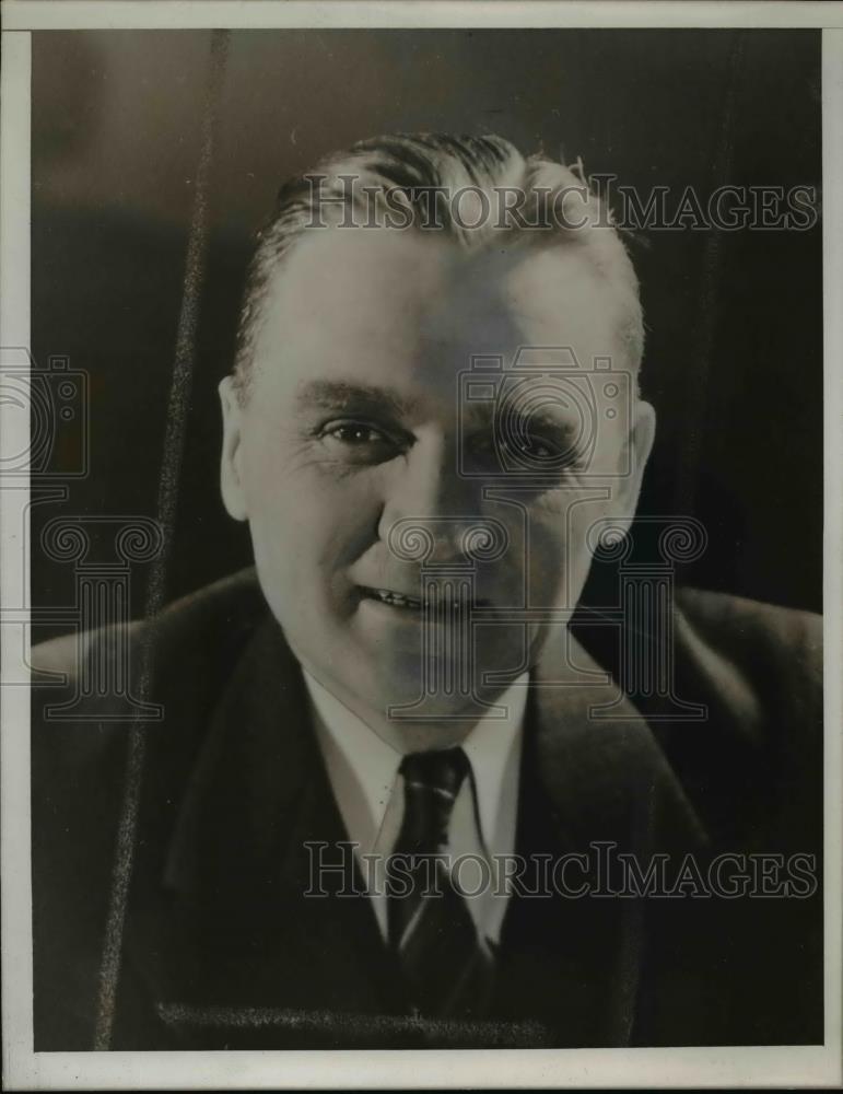 1939 Press Photo Mr G Nye in his business suit for his portrait - nee86102 - Historic Images