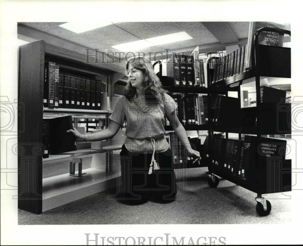 1985 Press Photo Debby Root at the Westlake Porter Library, Westlake Ohio - Historic Images
