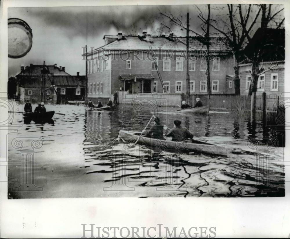 1966 Press Photo Row boats along flooded street of Archangelsk in Northen Russia - Historic Images