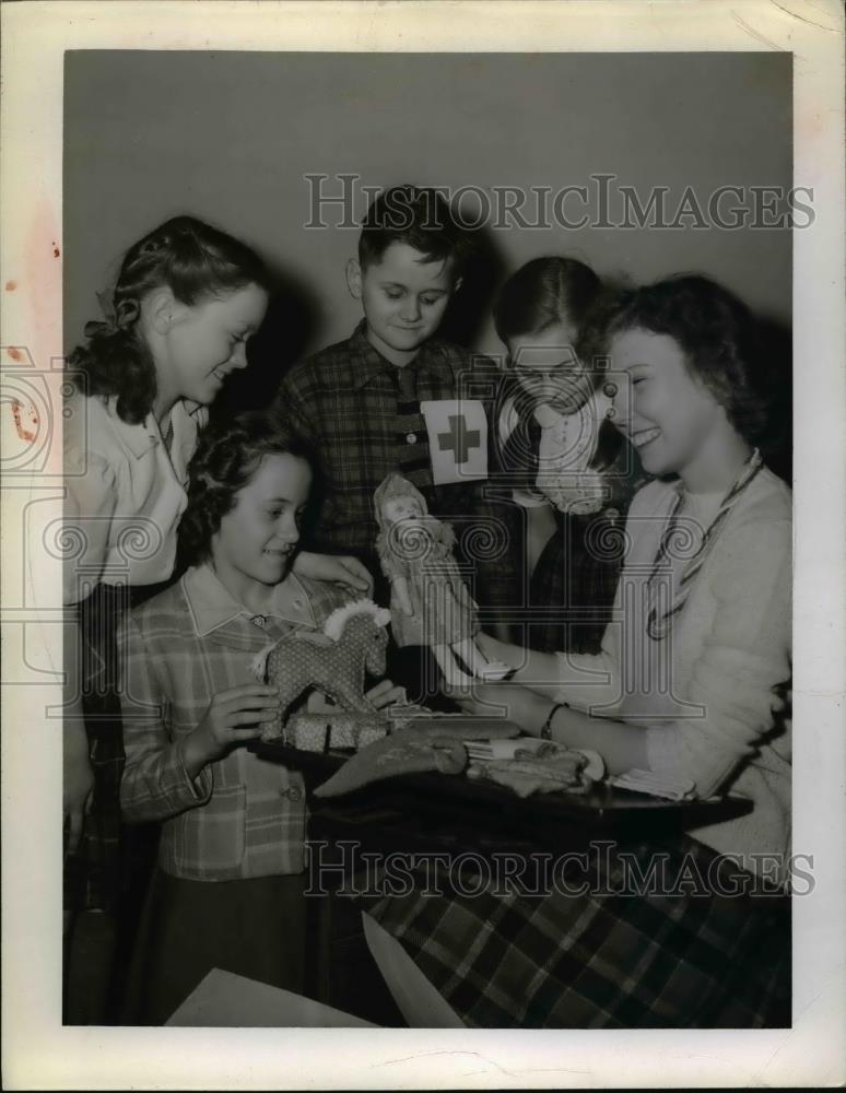 1943 Press Photo Ruth Cochian, Theo Rishaw, John Polonsky. Judy McGilvray - Historic Images