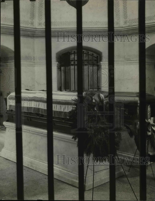 1931 Press Photo The crypt of the Garfield Monument with the president's casket - Historic Images