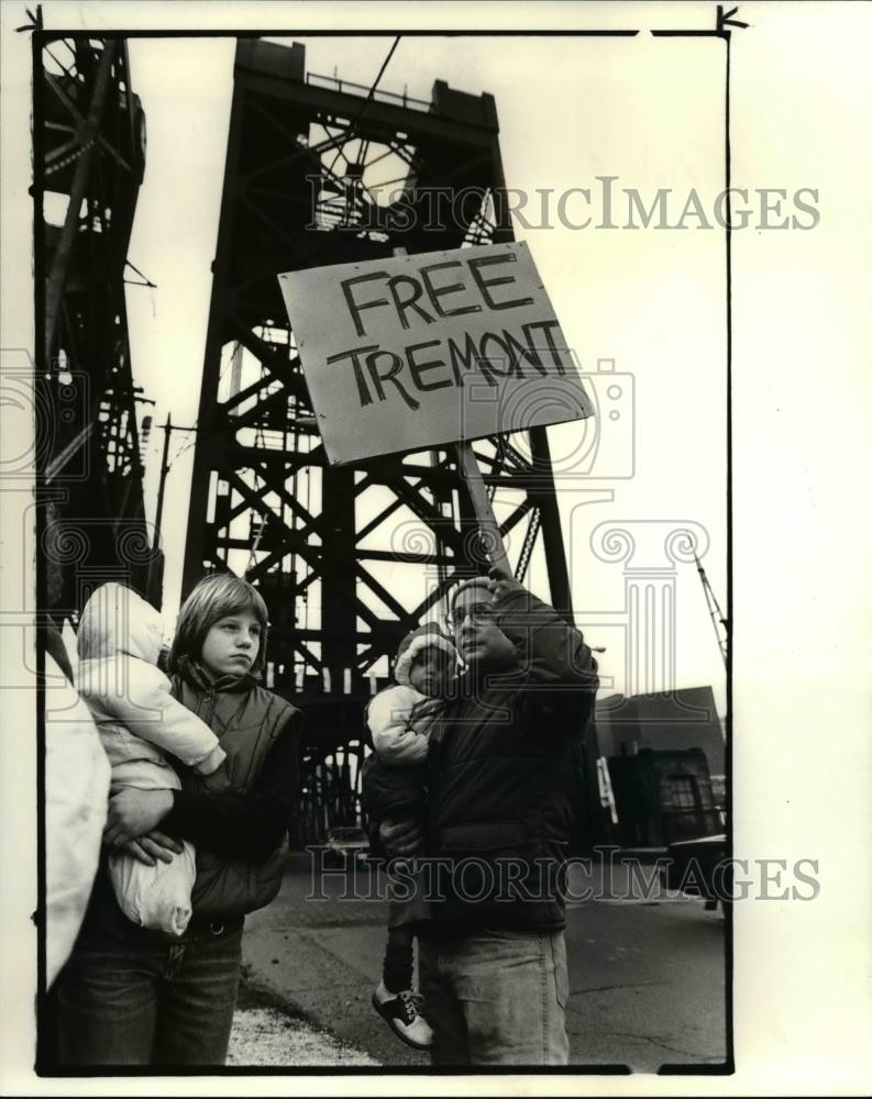 1984 Press Photo Anthony Bernardo with a rally sign in protest of bridge closing - Historic Images