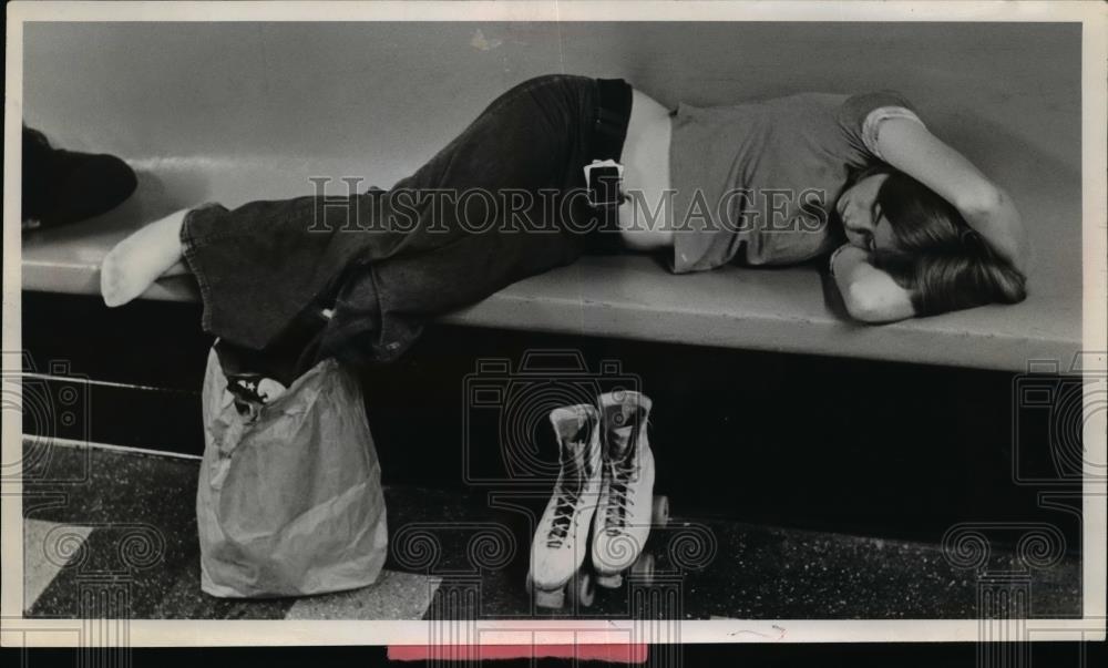 1973 Press Photo A young person rests at Brookpark Skateland with roller skates - Historic Images