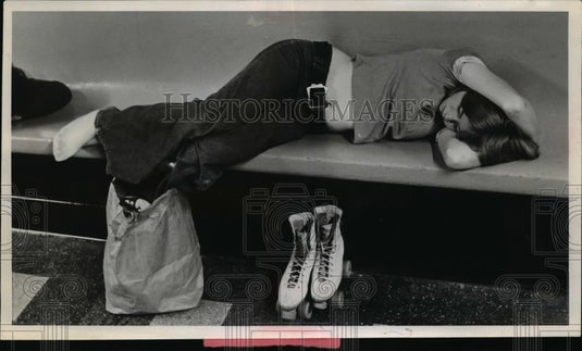 1973 Press Photo A young person rests at Brookpark Skateland with roller skates - Historic Images