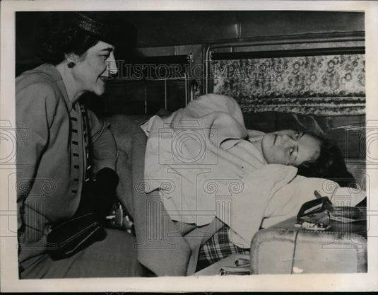1945 Press Photo Joan Prouty & mom head to treatment for polio from Minneapolis - Historic Images