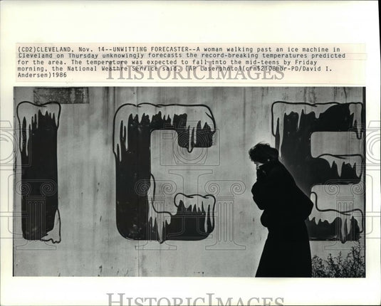 1986 Press Photo A woman walks on Cleveland in a record breaking temperature - Historic Images