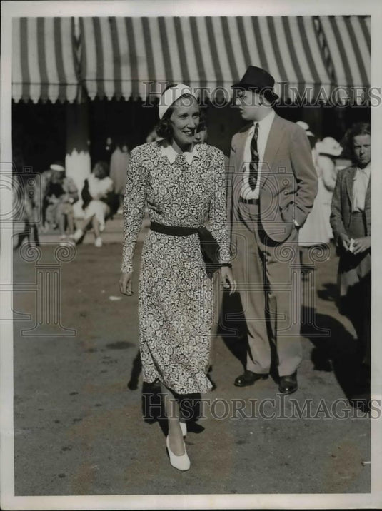 1937 Press Photo Mrs Thomas Hitchcock Jr at Mrs Payne Whitney estate in NY - Historic Images