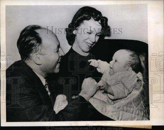 1944 Press Photo Abby King & parents Mr & Mrs Clarence King kidnap child home - Historic Images