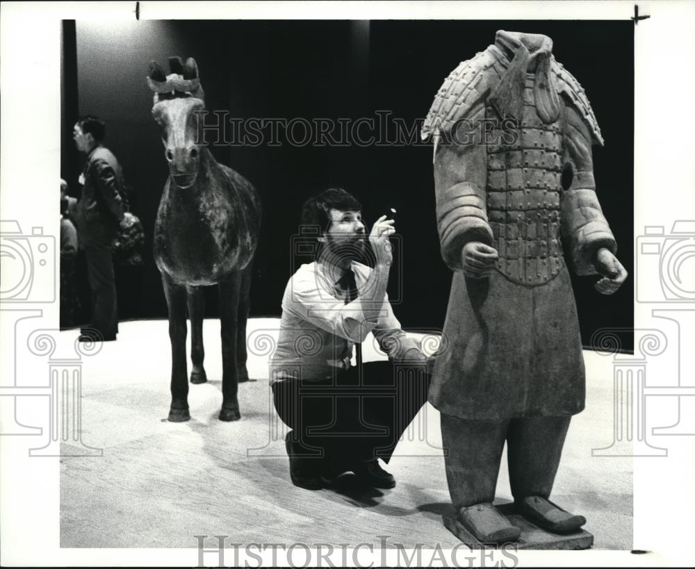 1988 Press Photo Bruce Christman , conservator of the Cleveland Museum of Art - Historic Images