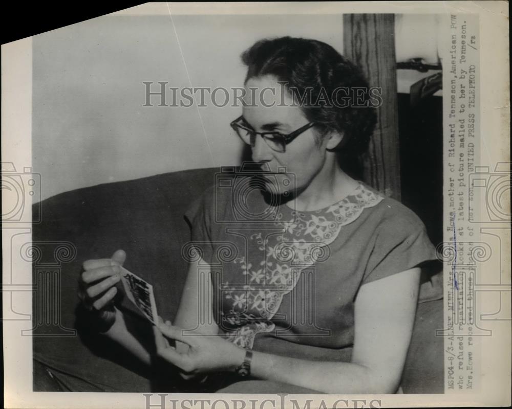 1954 Press Photo Mrs.Portia Howe. mother of American POW look at her son photo. - Historic Images