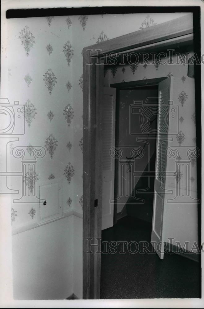 1969 Press Photo Stairway leading from home hallway of Judge Robert L.Steeb - Historic Images