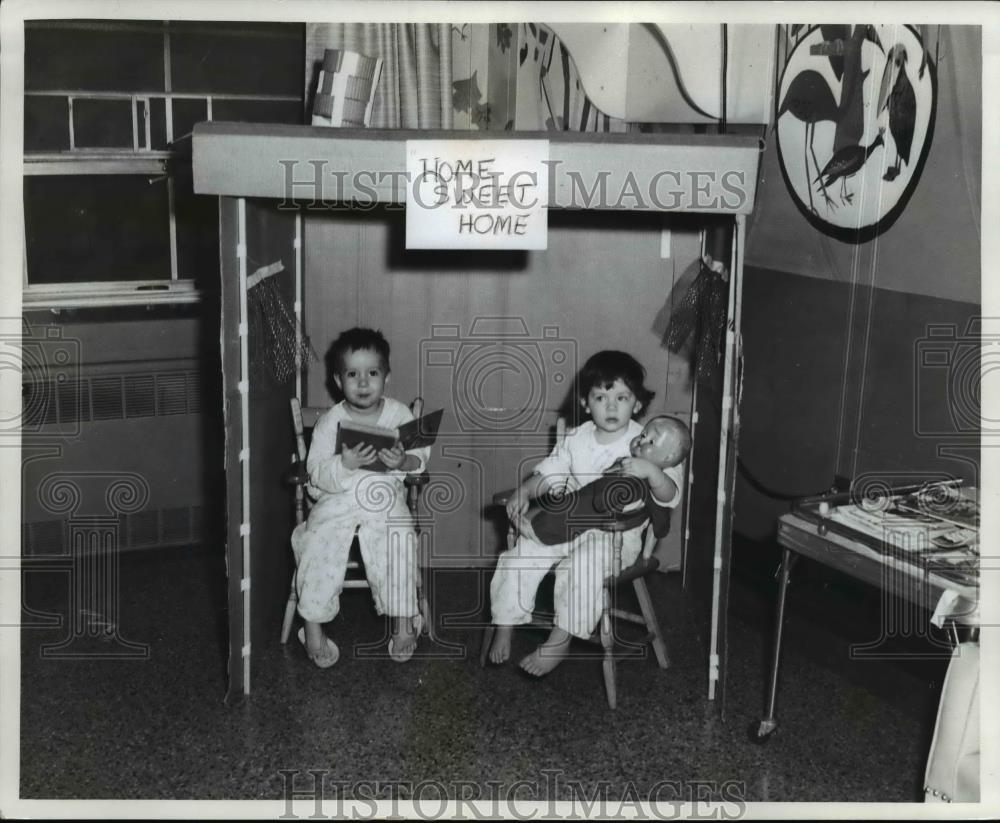 1964 Press Photo Dallas Browa &amp; Yvonne DeLong at St. Alexis Hospital - cva90491 - Historic Images