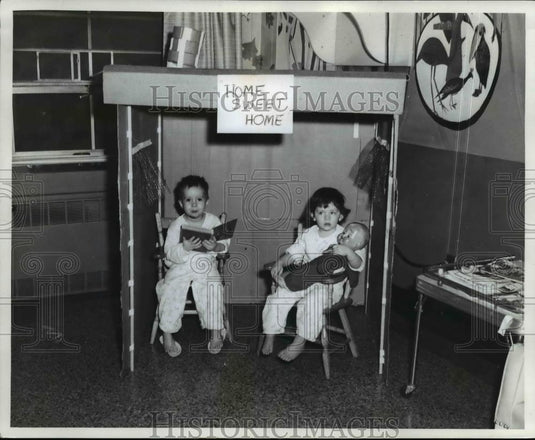 1964 Press Photo Dallas Browa & Yvonne DeLong at St. Alexis Hospital - cva90491 - Historic Images
