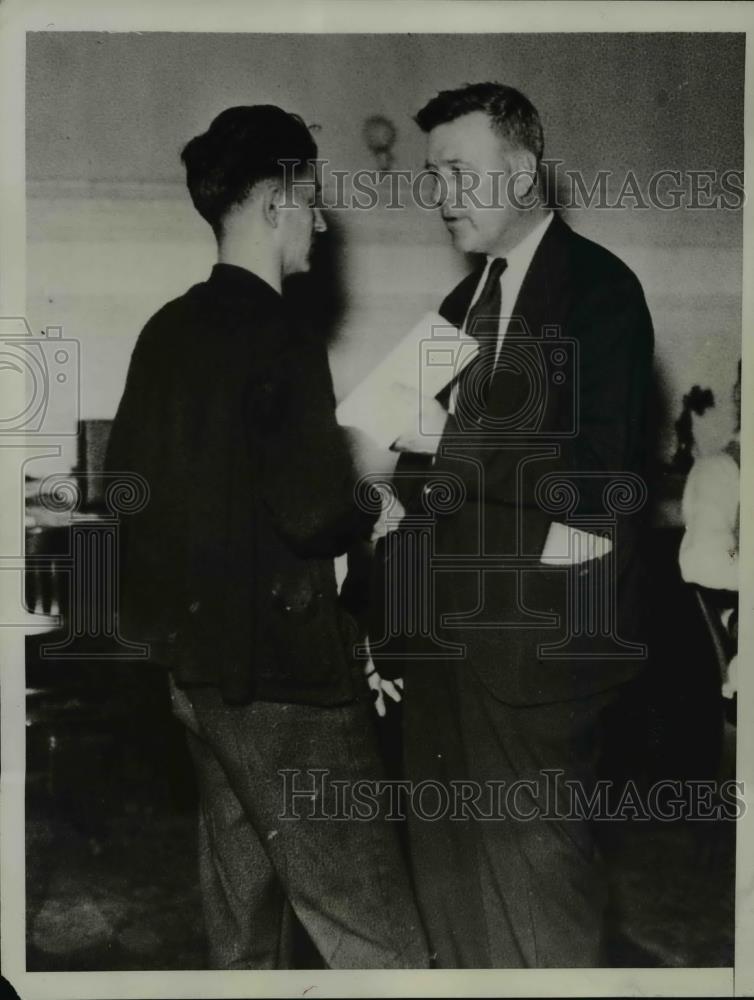 1934 Press Photo Rudolph Rogers &amp; Detective Lt Ed Kalbelsish at Philadelphia PA - Historic Images