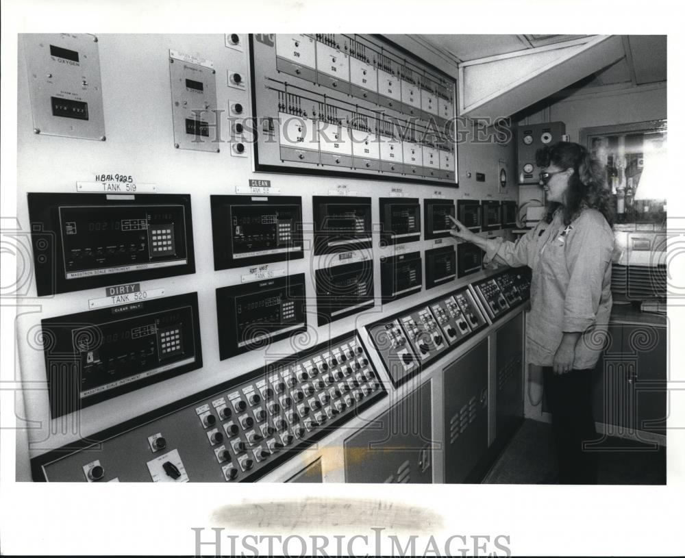 1989 Press Photo Laura Greenleaf in Paint Mixing Control Booth at PPG Plant - Historic Images