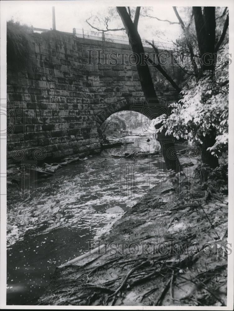 1980 Press Photo Scene where men fell to his death, Warner &amp; Turney Rd bridge - Historic Images