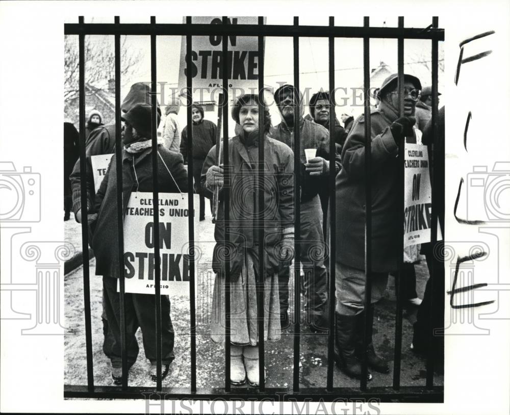 1988 Press Photo Labor Union teachers in Cleveland on Strike - cva99458 - Historic Images
