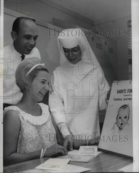 1966 Press Photo Sister Julietta- St. Alexis Hosp., shows Mr. and Mrs. Richard - Historic Images