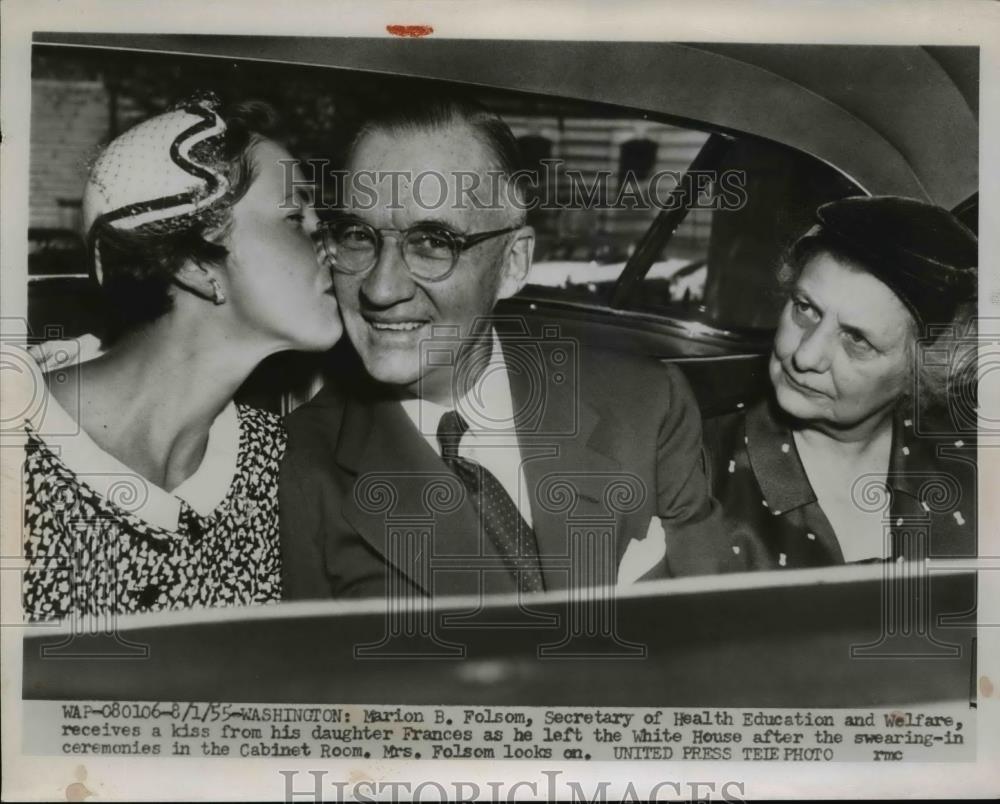 1955 Press Photo Marion B.Folsen,Sec. of Education &amp; Welfare kissed by Daughter. - Historic Images