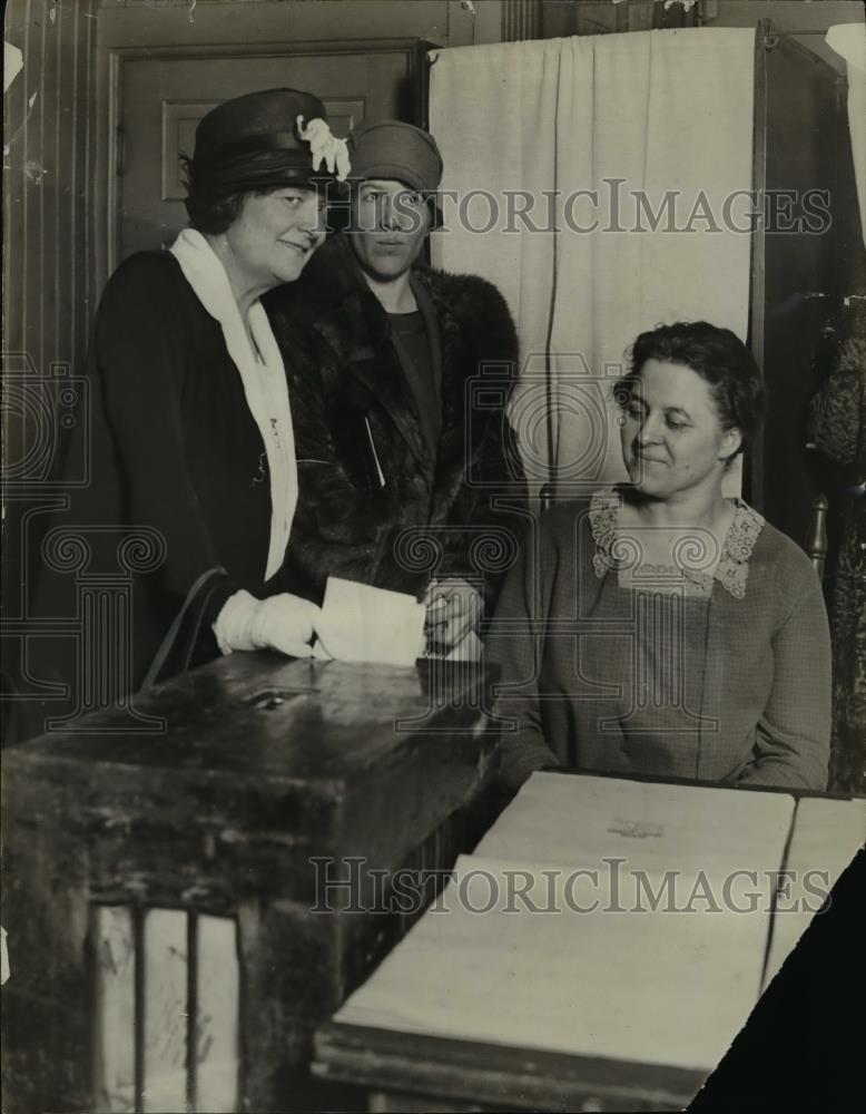 Press Photo Chicago&#39;s Mrs Bertha Burr candidate for Congress at the polls - Historic Images