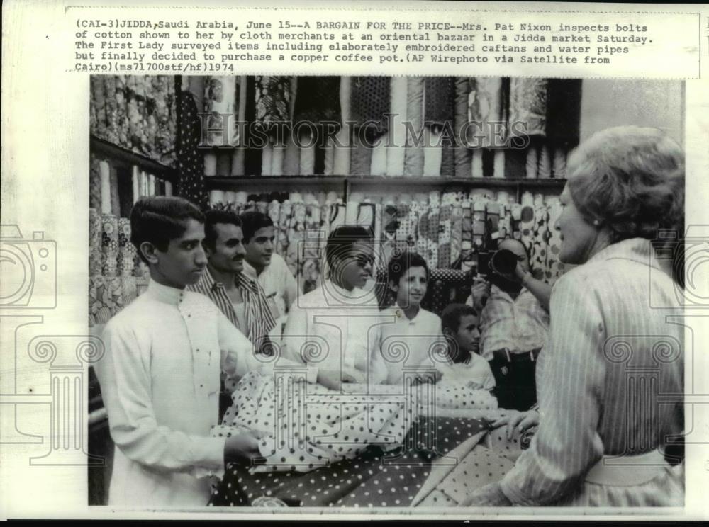 1974 Wire Photo Mrs.Nixon checks cloth merchants in oriental bazaar in Jidda - Historic Images