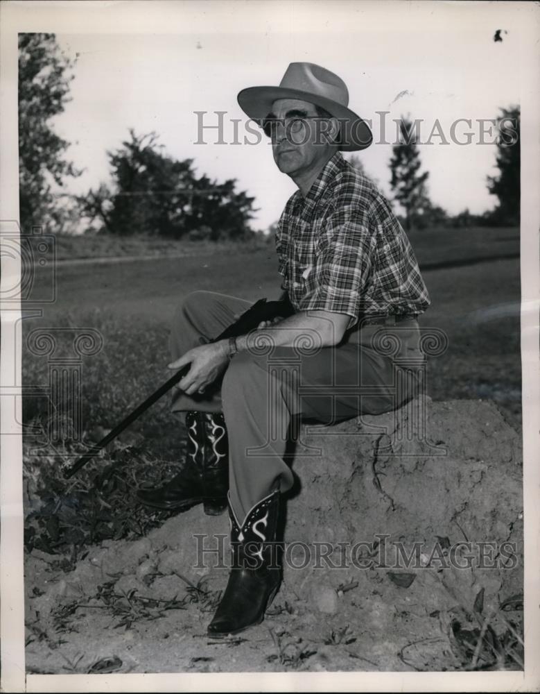 1948 Press Photo Dr Fabien Sevitzky Deputy Sheriff of LaGrance Indiana - Historic Images