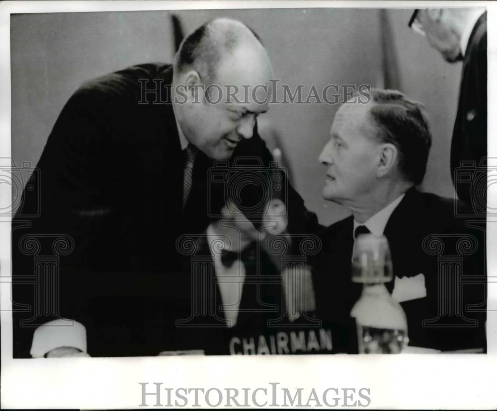 1970 Press Photo Defense Sec. Melvin Laird chats with NATO Sec. Danilo Brosio. - Historic Images