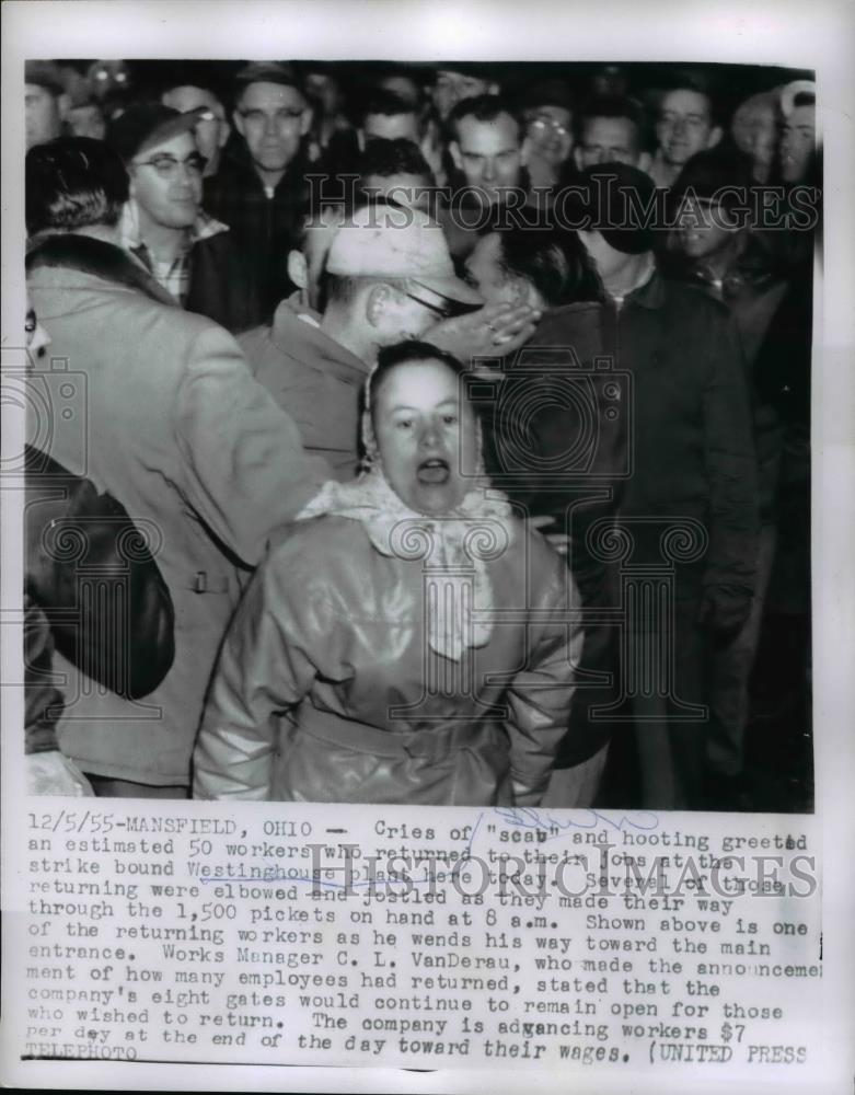 1955 Press Photo Westinghouse plant strike at Mansfield Ohio as scabs paid - Historic Images