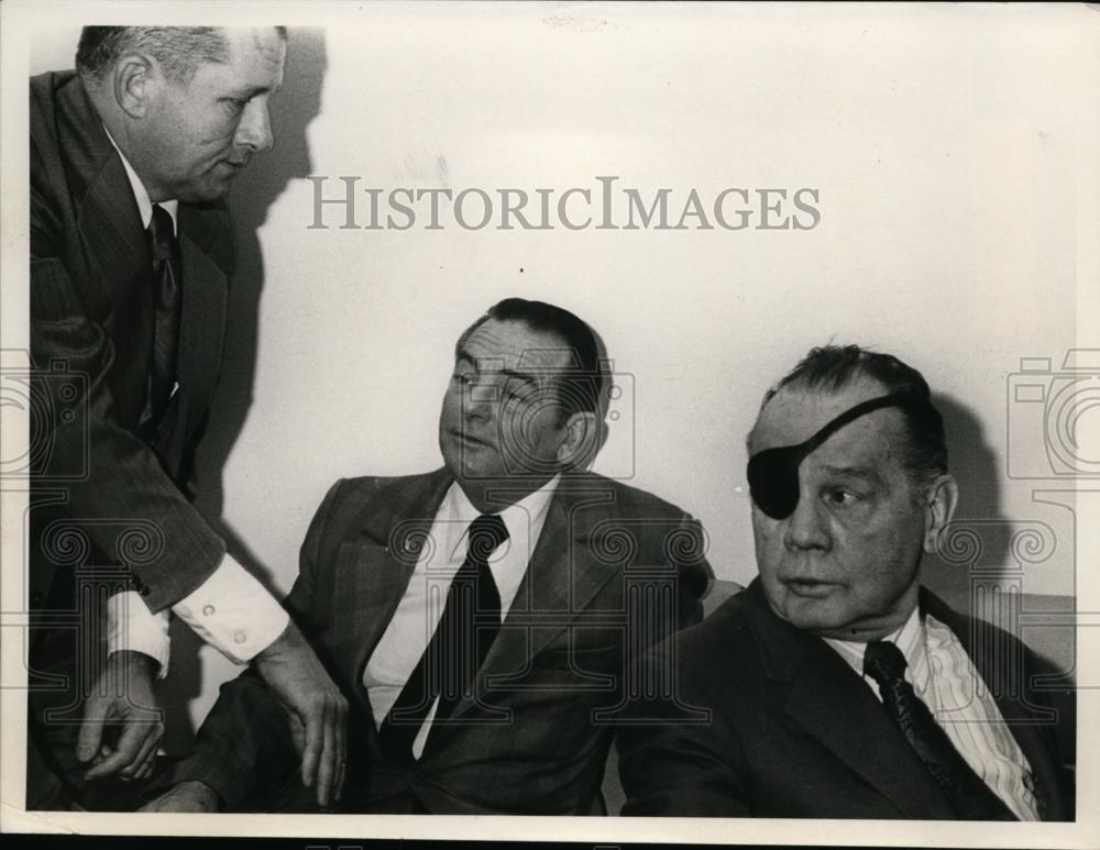 1973 Press Photo Three men at a conference meeting One with an eye patch - Historic Images