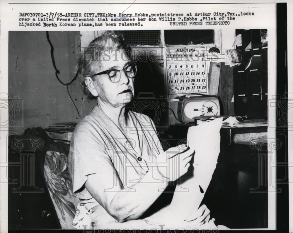 1958 Press Photo Mrs Henry Hobbs postmistress at Arthur City Texas - nee87956 - Historic Images