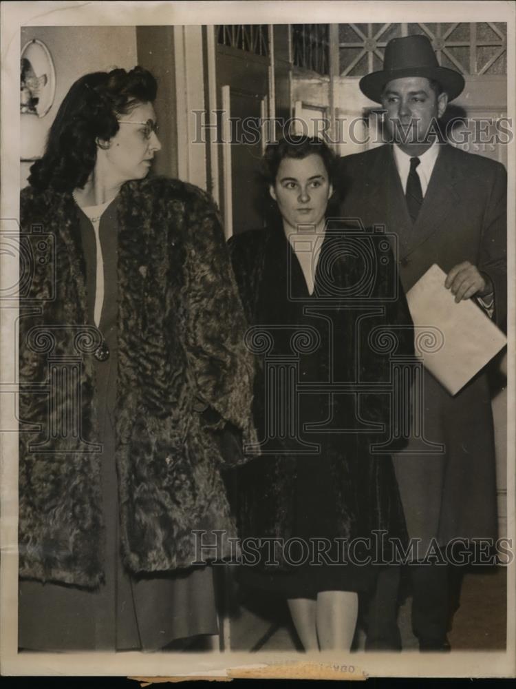 1947 Press Photo Mrs Bessie Mehs in custody of Sheriff &amp; Mrs Herb Herstein - Historic Images