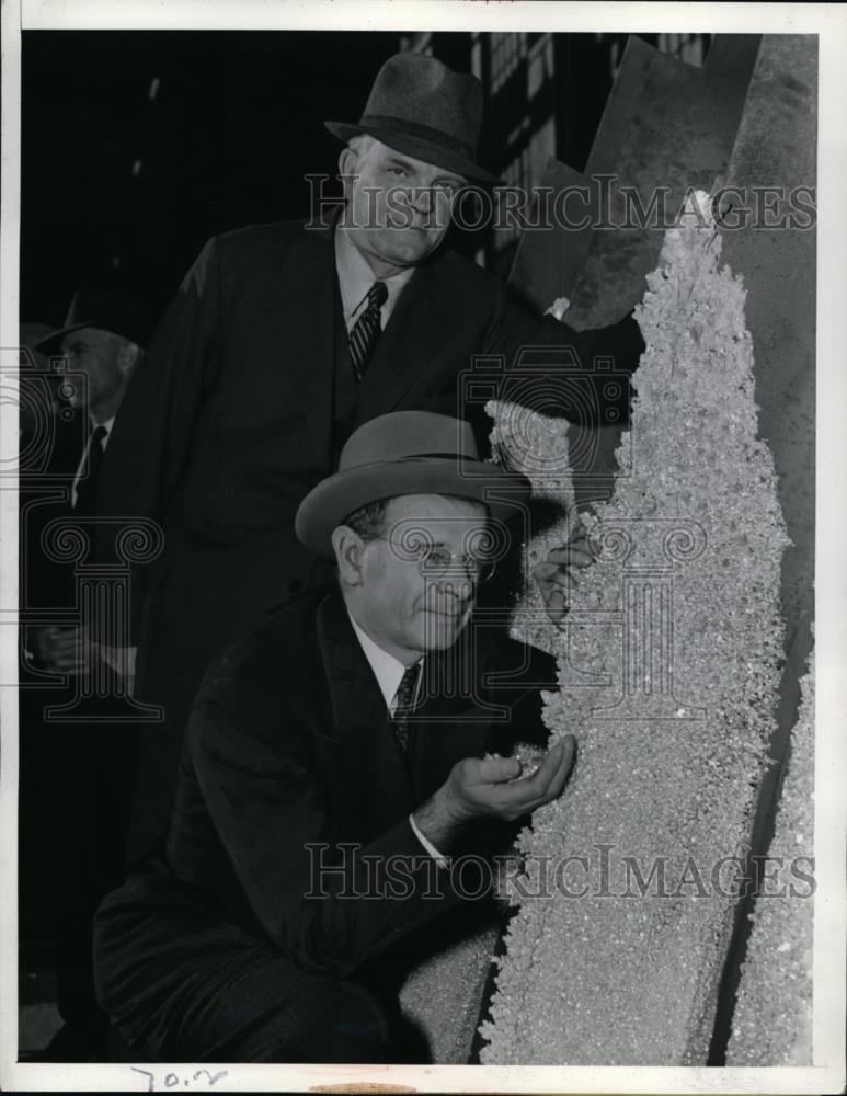1941 Press Photo Sidnet Hillman OPM Director look over magnesium produced - Historic Images