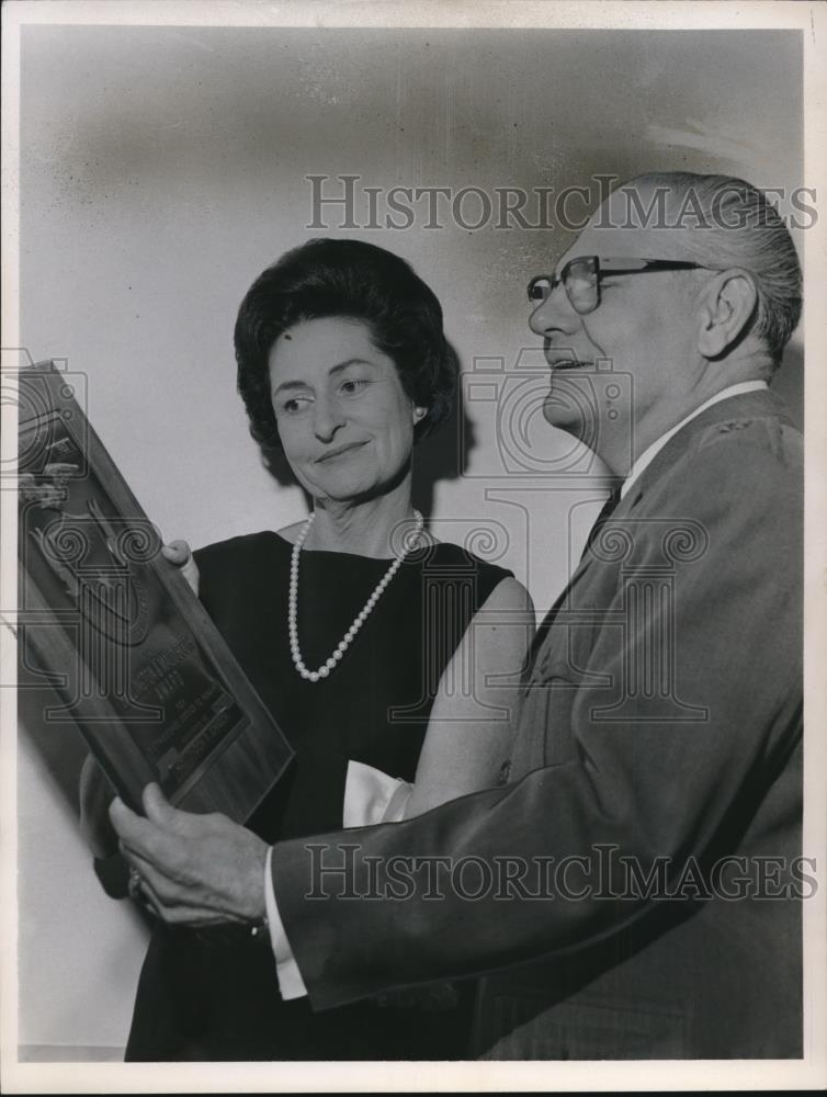 1963 Press Photo Mrs. Lyndon B. Johnson receive plaque from Gen. John F. McMahon - Historic Images