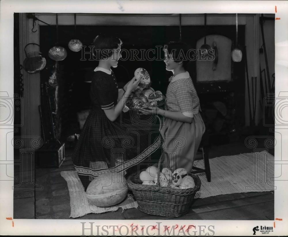 1960 Press Photo Lydia Raymond and Kerry Holmes at Dunham Tavern Antique show - Historic Images
