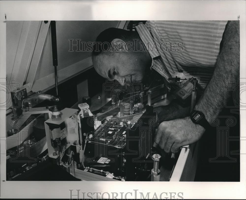 1991 Press Photo Dave Buchholz checks the wide area of bar sorted head of letter - Historic Images