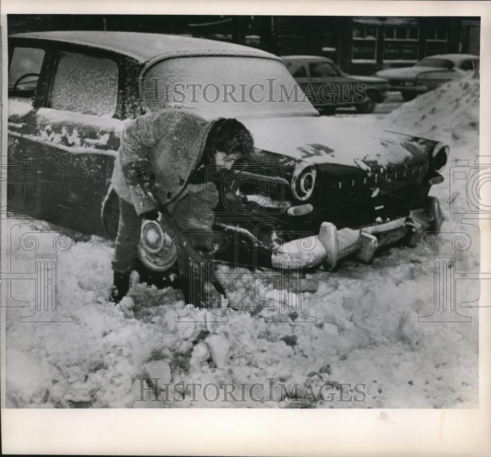 1964 Wire Photo Sally Loewenthal tries to shovel her car out of the snow - Historic Images