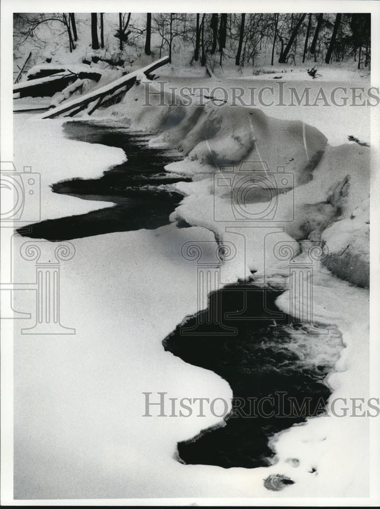 1977 Press Photo Water flowing over this dam on Chagrin River in Gates Mills - Historic Images