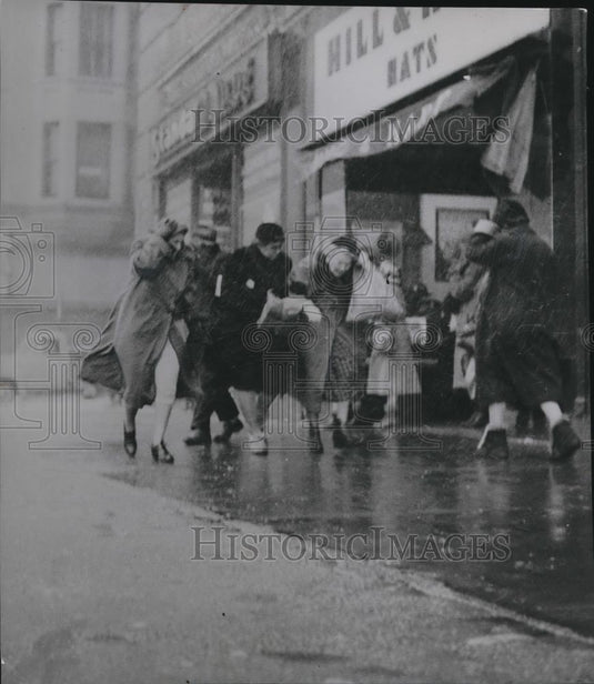 1954 Press Photo Crowd leaned into the wind to keep their footing - cva85831 - Historic Images
