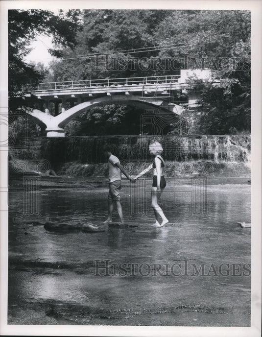 1960 Press Photo The Couple Falls into Step at South Chagrin Reservation - Historic Images