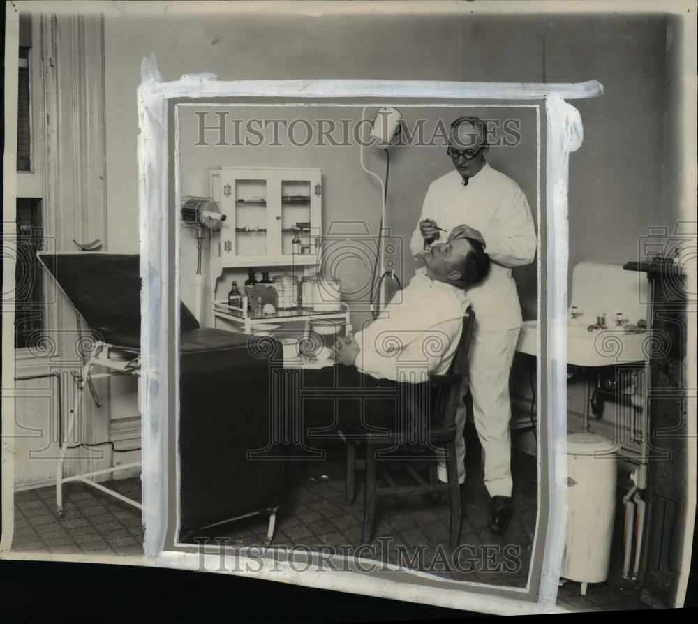 1927 Press Photo Dan Patty treats the eye of Ralph Graves at the jail dispensary - Historic Images