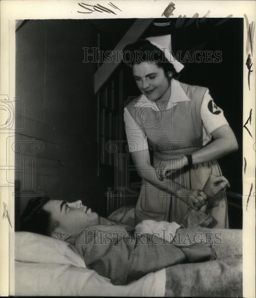 1943 Press Photo Mrs Elliott Roosevelt on foreign duty with Army Air F ...