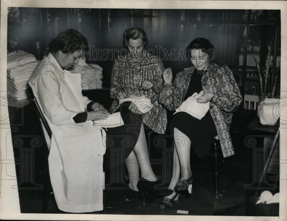 1940 Press Photo Cleveland Red Cross, Mrs Shaw, Mrs Strasburg, Mrs Gleason - Historic Images