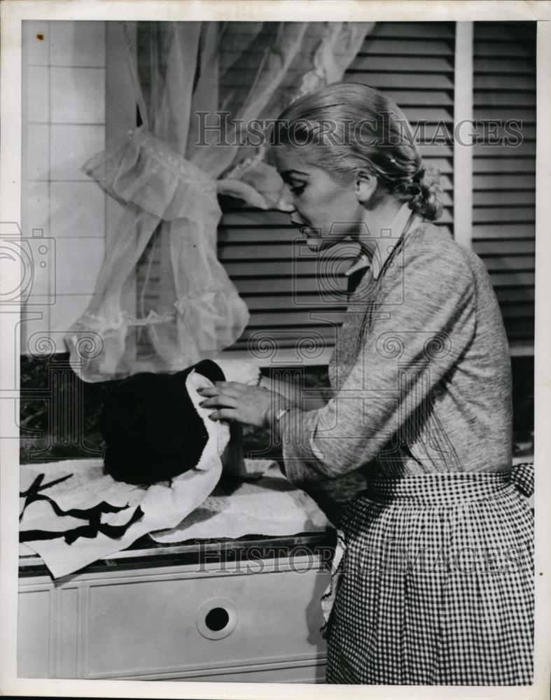 1951 Press Photo A woman gives a hat a dye bath at her home - nee87410 - Historic Images