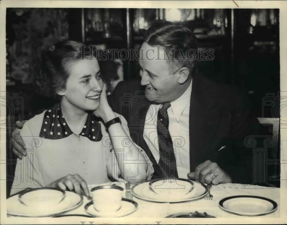 1935 Press Photo La Ferbe Sanders &amp; Edgar SAnders reunited after seveteen years. - Historic Images