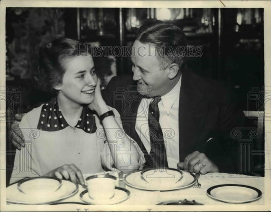 1935 Press Photo La Ferbe Sanders & Edgar SAnders reunited after seveteen years. - Historic Images