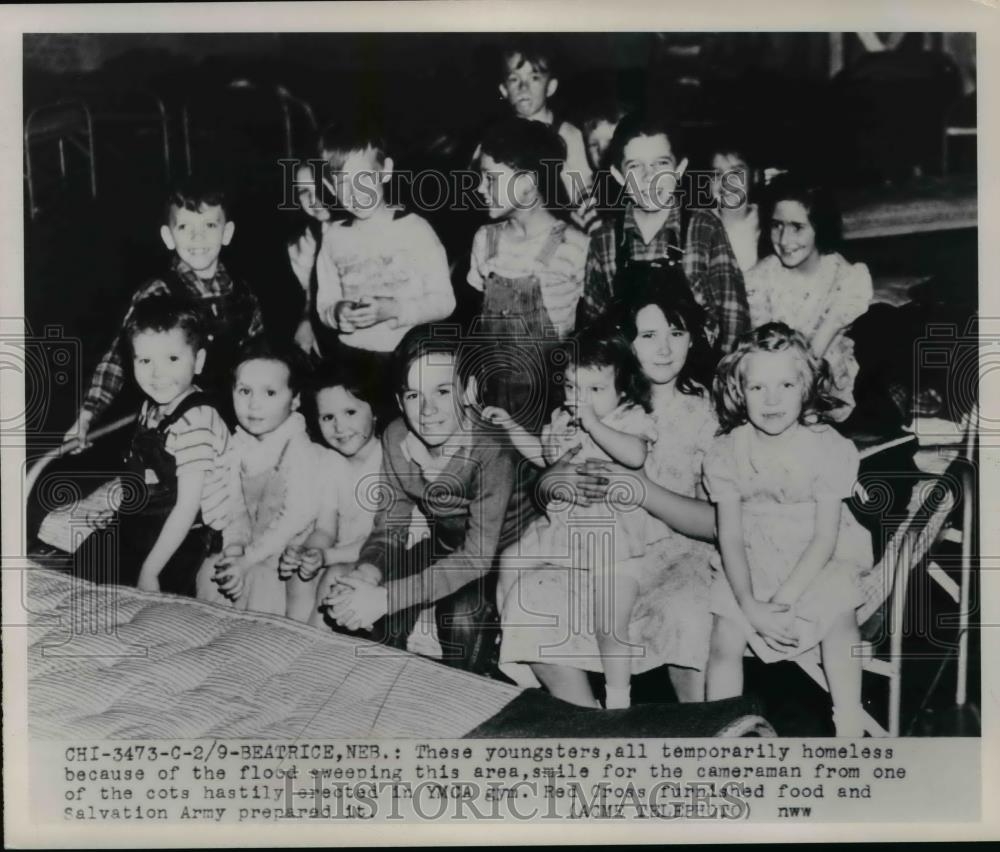 1949 Press Photo Beatrice Nebraska childern in a shelter from floodwaters - Historic Images