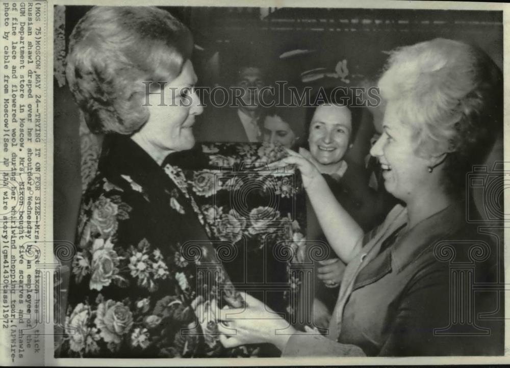 1972 Wire Photo Mrs.Nixon on whirlwindshopping tour in GUM Dept.store in Moscow - Historic Images